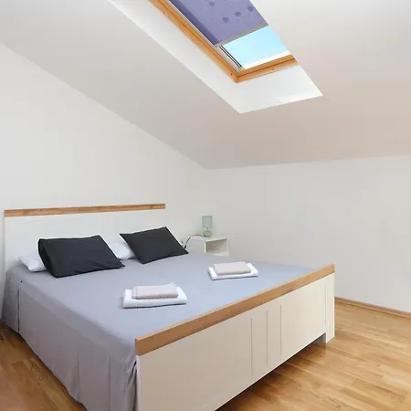 Pensjonat And With Parking Space - 19786 Rogoznica (Sibenik-Knin)